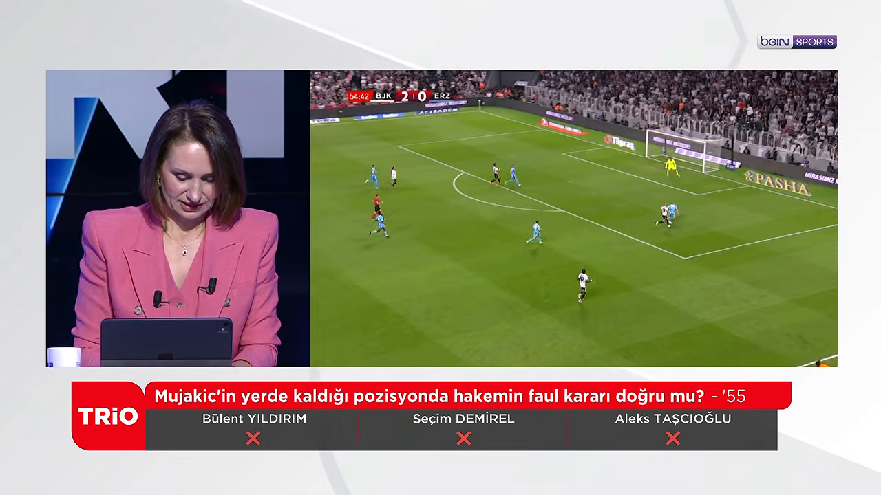 Yayın bandı: Mujakic'in yerde kaldığı pozisyonda hakemin faul kararı doğru mu? - '55